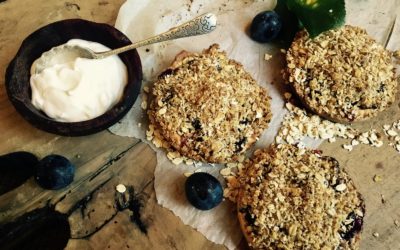 Plum, apple and quinoa crumble